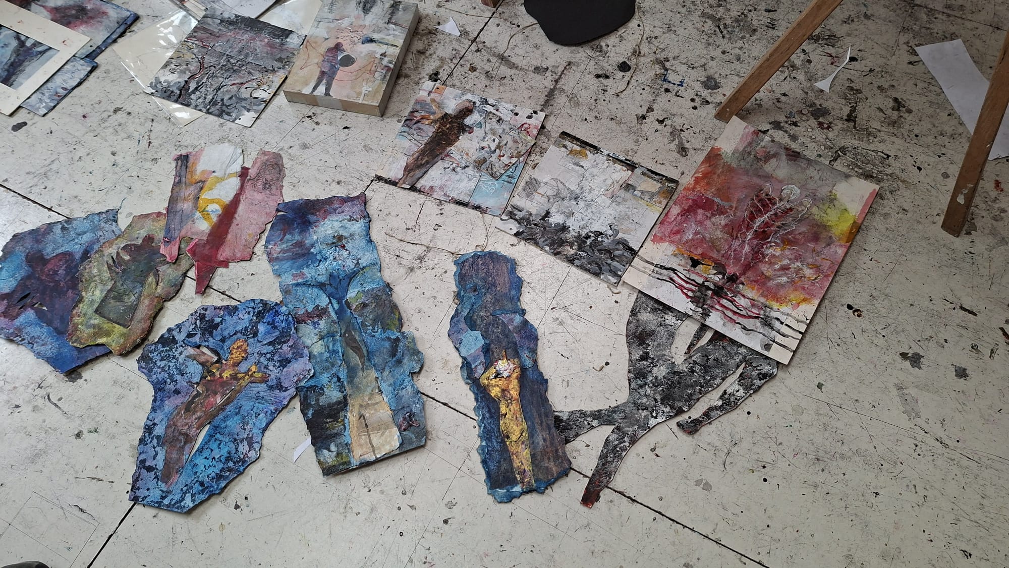 Studies en mixed-media werken op de ateliervloer