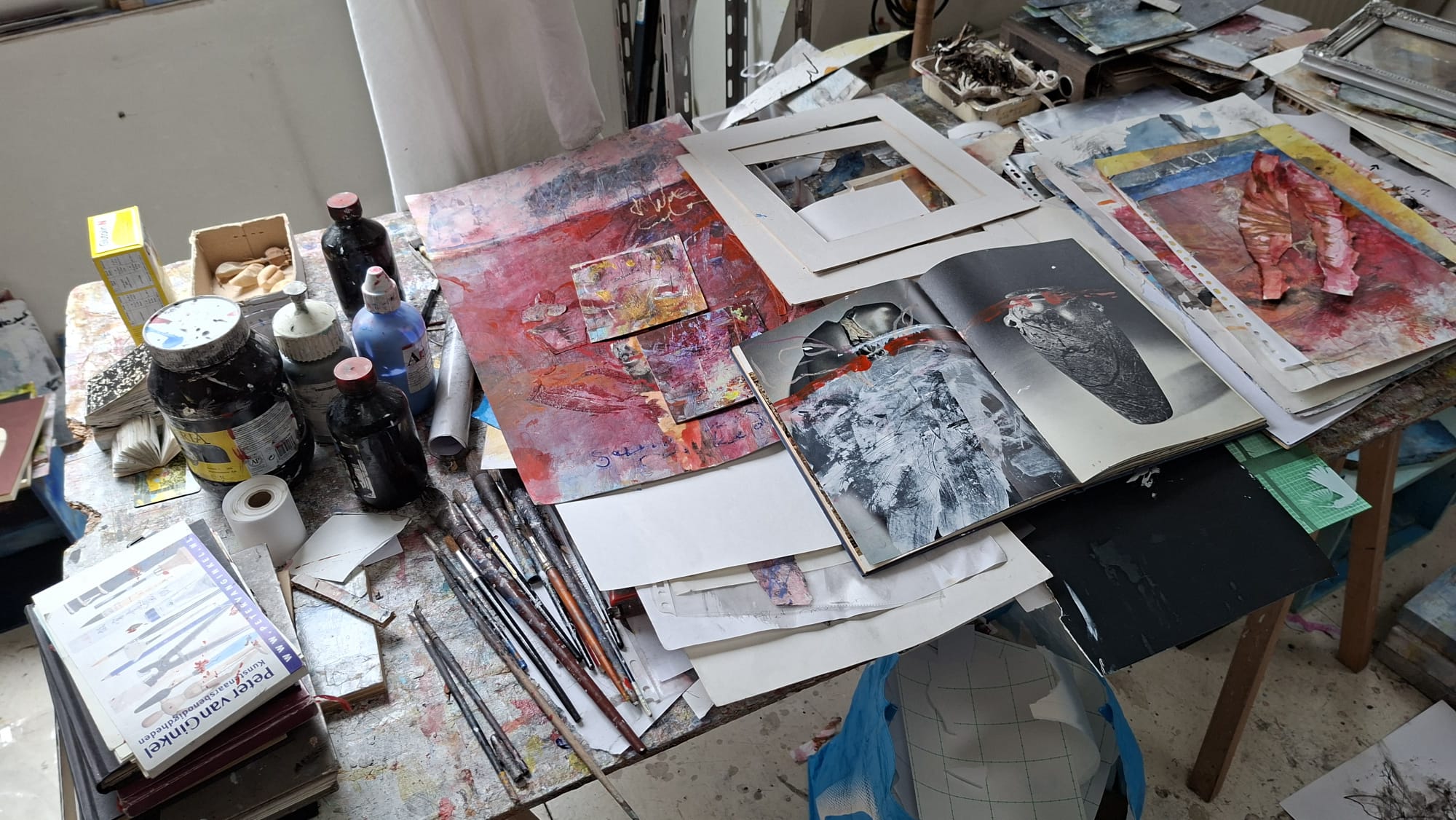 Detail van penselen, inkten en abstracte studies op de werktafel