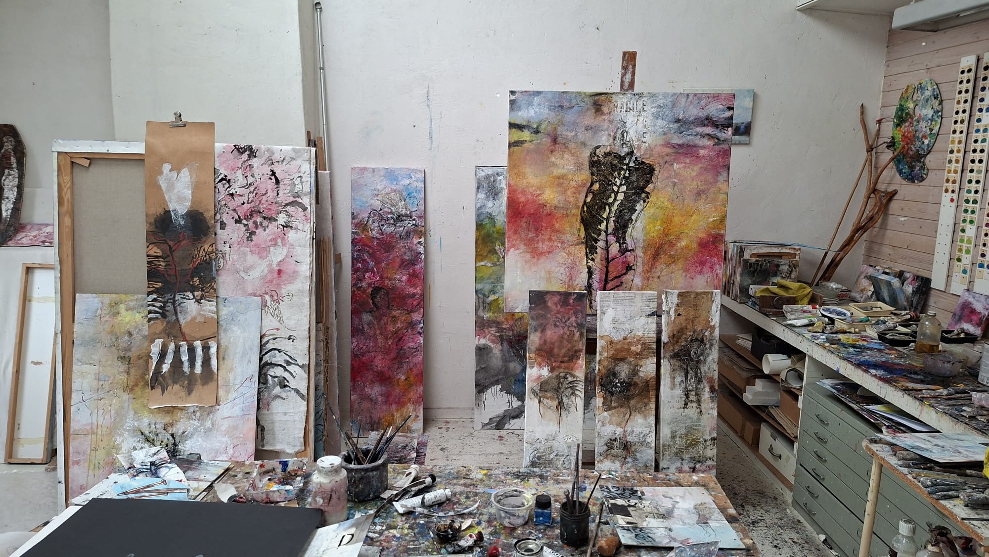 Atelier met schildersezel, doeken en verfmaterialen